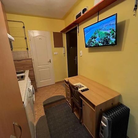 Tiny Private Apartment In Central Buda. Будапеща Екстериор снимка