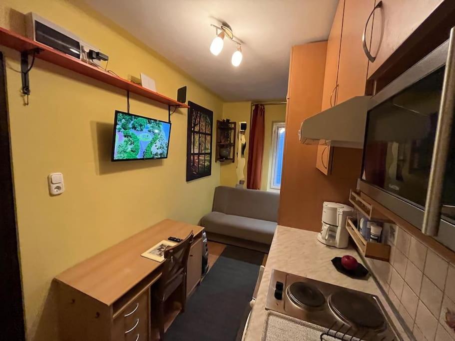 Tiny Private Apartment In Central Buda. Будапеща Екстериор снимка